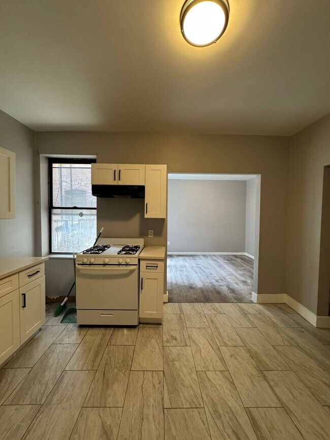 6 Bergen Ave, Unit 13 in Jersey City, NJ - Building Photo - Building Photo