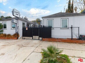 11472 Ventura Blvd in Los Angeles, CA - Foto de edificio - Building Photo