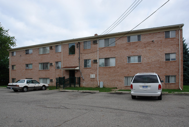 910 E. Jolly Rd. #1-12 in Lansing, MI - Foto de edificio - Building Photo