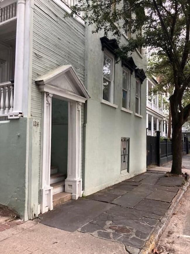 124 Wentworth St in Charleston, SC - Building Photo - Building Photo