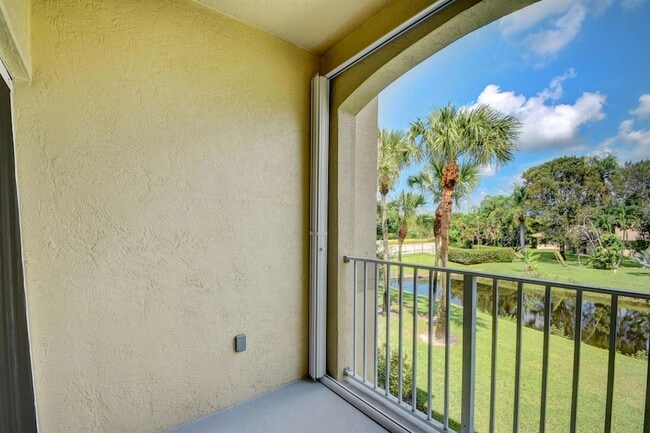 2020 Greenview Shores Blvd, Unit 108 in Wellington, FL - Foto de edificio - Building Photo