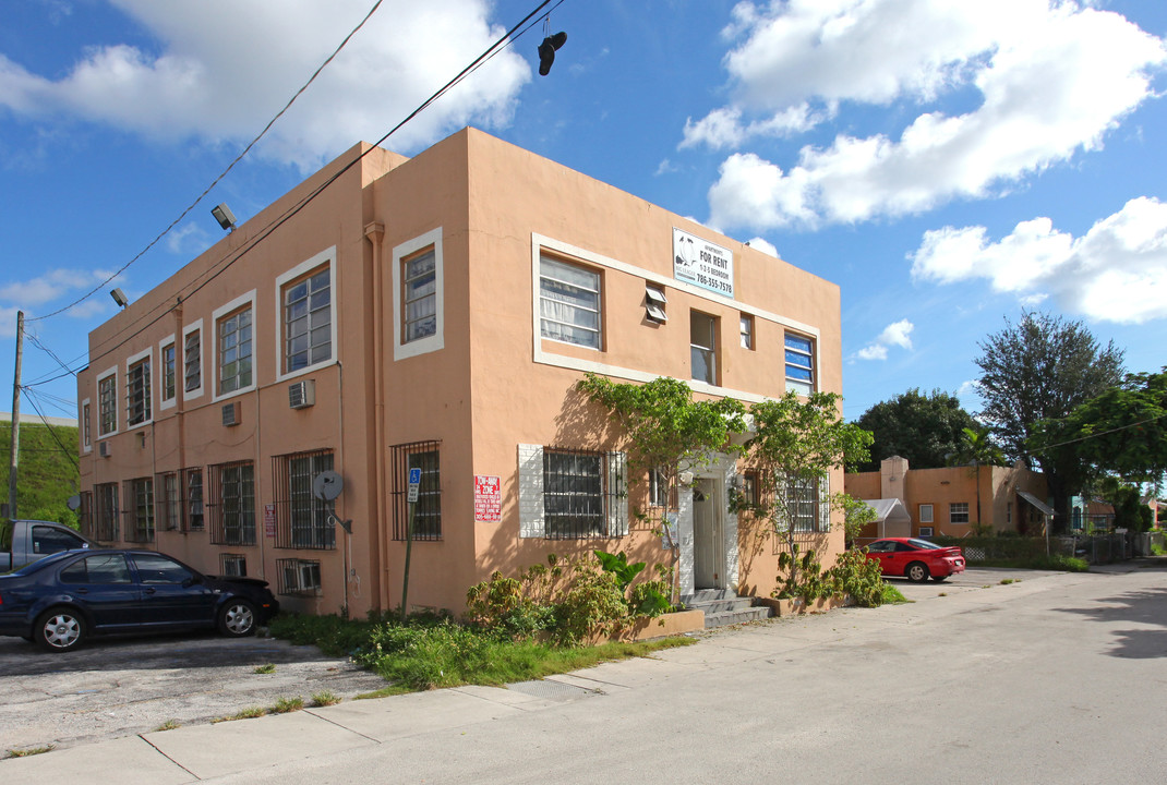 405-411 NW 37th St in Miami, FL - Building Photo