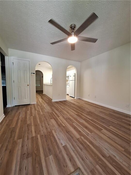 971 Windwood Ct in Atlanta, GA - Building Photo