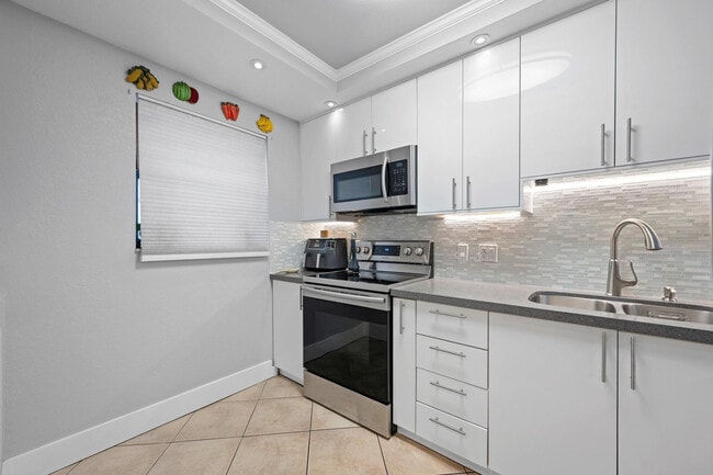 8010 SW 152nd Ave in Miami, FL - Building Photo - Building Photo