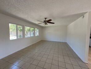 881 Evergreen St in Hemet, CA - Foto de edificio - Building Photo