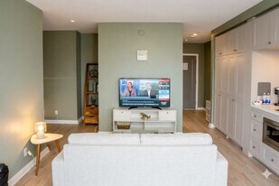 55 Avenue Rd, Unit SI ID1507402P in Toronto, ON - Building Photo