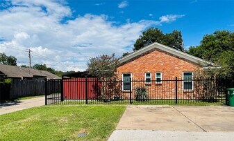 5830 Clarewood Dr in Houston, TX - Building Photo