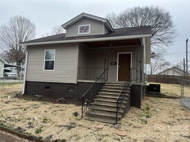 205 Wood St in Mount Holly, NC - Building Photo