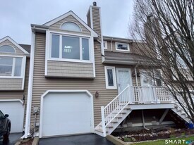 65 Sandpiper Crescent in Milford, CT - Building Photo