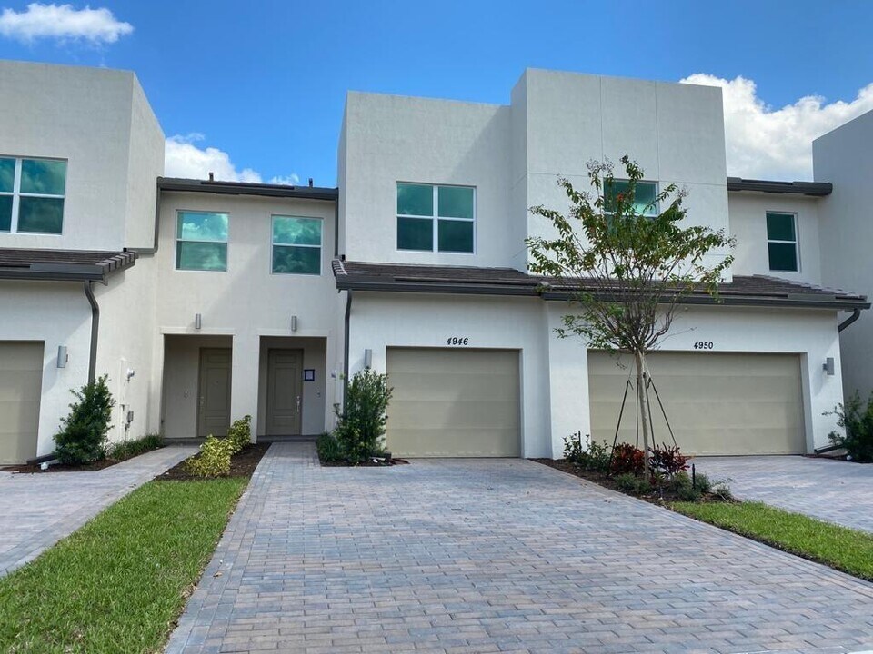 4946 Navali Dr in Wellington, FL - Building Photo