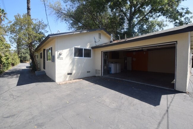 15940 Hart St in Los Angeles, CA - Building Photo - Building Photo