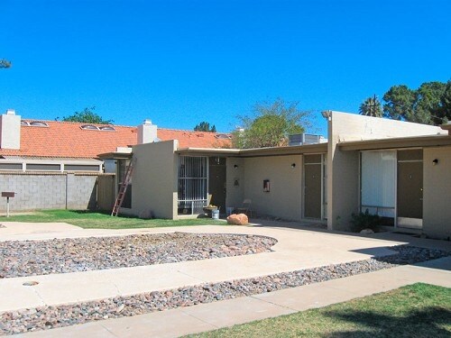 Garden Apartments in Phoenix, AZ - Building Photo