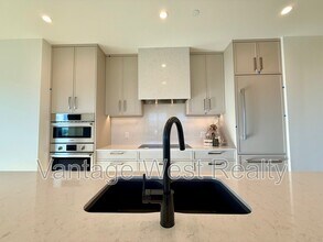 3340-3340 Lakeshore Rd in Kelowna, BC - Foto de edificio - Building Photo