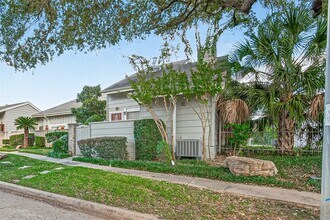 13040 Greenway Chase Ct in Houston, TX - Foto de edificio - Building Photo