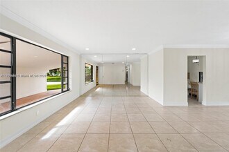 9835 SW 76th St in Miami, FL - Building Photo - Building Photo