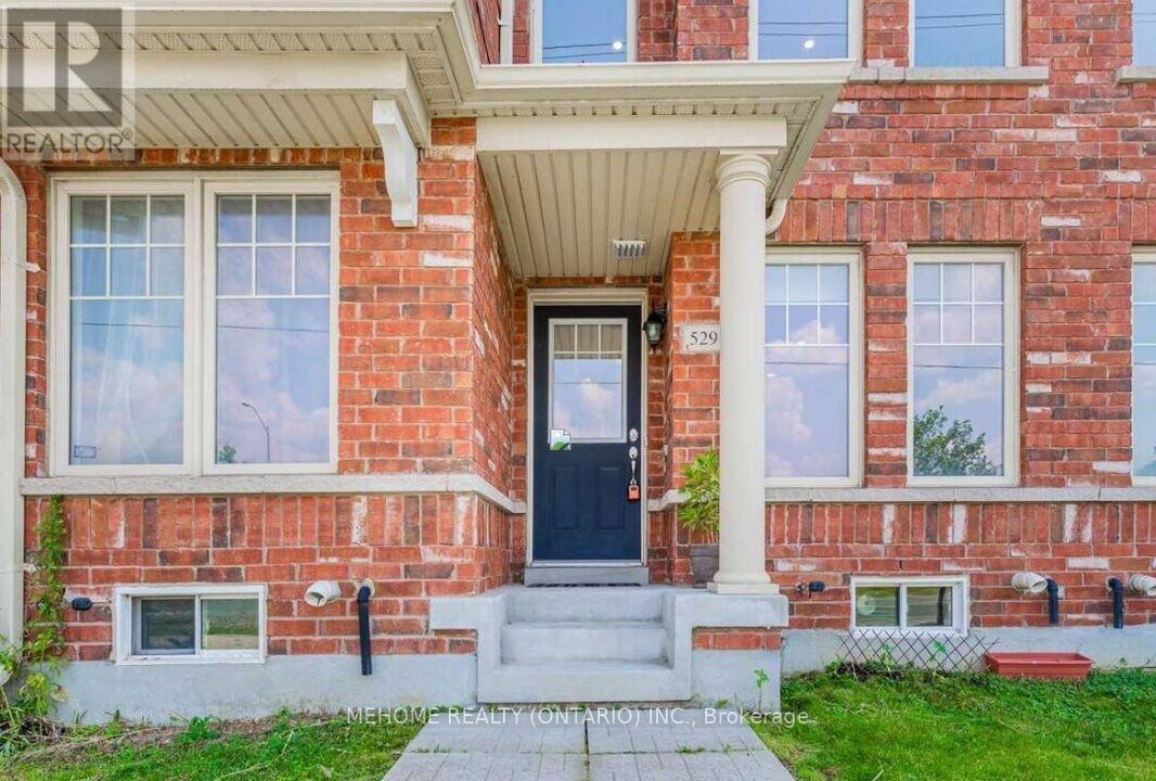 5291 Major Mackenzie Dr E in Markham, ON - Building Photo