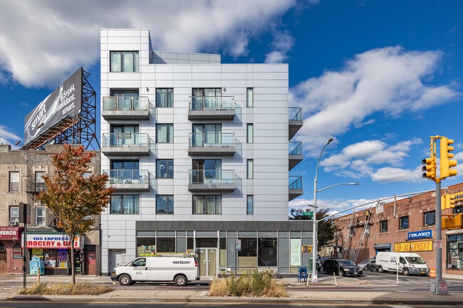 3260 106th St in East Elmhurst, NY - Foto de edificio - Building Photo