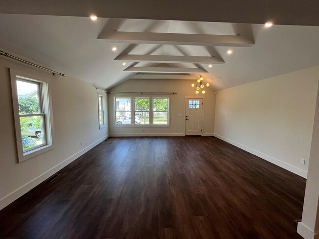 562 E Market St in Long Beach, NY - Building Photo - Building Photo