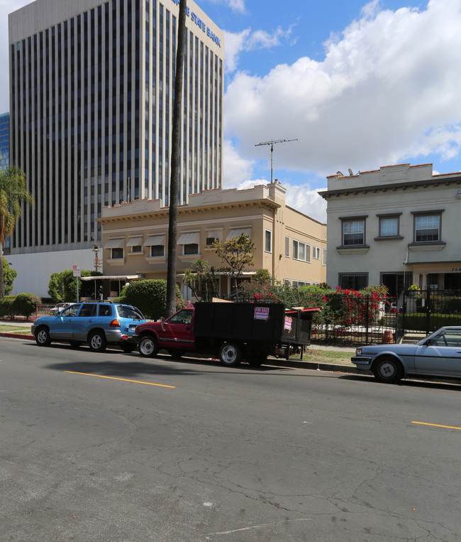 700 S New Hampshire Ave in Los Angeles, CA - Building Photo - Building Photo