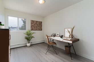 Greentree Village in Edmonton, AB - Building Photo - Building Photo