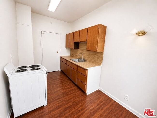 property at 634 S Gramercy Pl