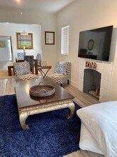 1074 NW 49th St in Miami, FL - Building Photo - Building Photo
