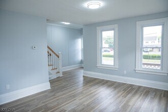 8 Woodside Ave in Newton, NJ - Building Photo - Building Photo