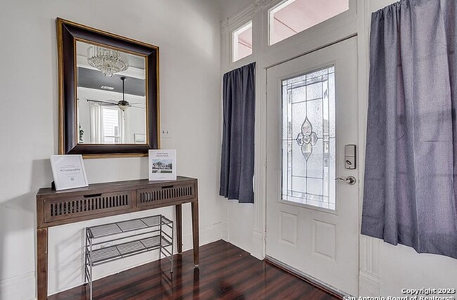 property at 319 E Courtland Pl