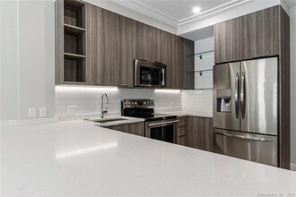 1990 Bronson Rd in Fairfield, CT - Building Photo - Building Photo