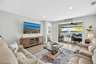 14582 Edgewater Cir in Naples, FL - Building Photo