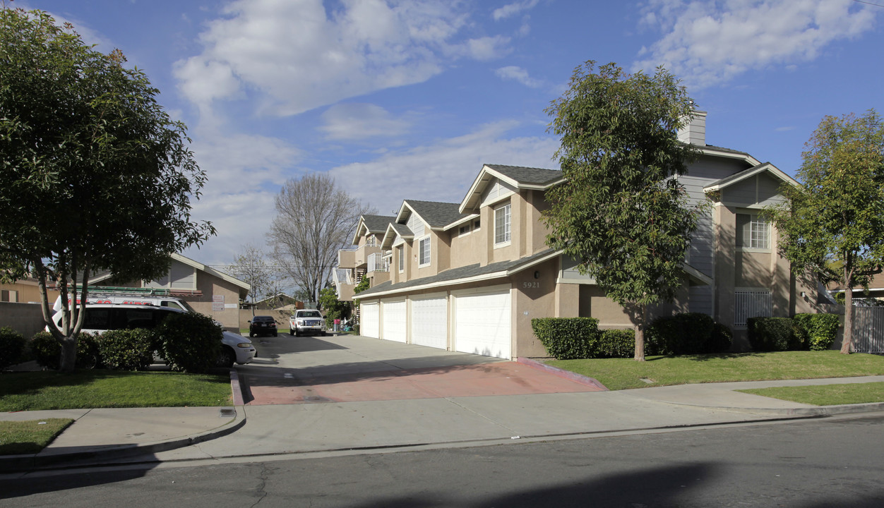 5921 Western Ave in Buena Park, CA - Foto de edificio