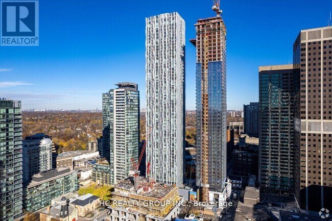 1 Yorkville Ave in Toronto, ON - Building Photo - Building Photo