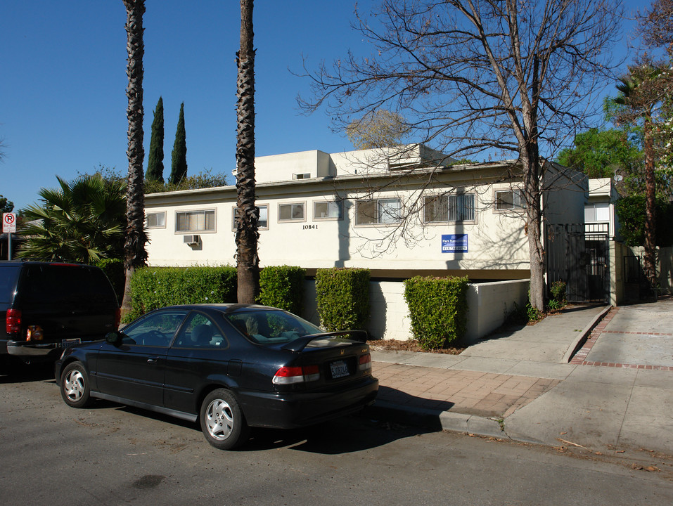 10841 Hesby St in North Hollywood, CA - Foto de edificio