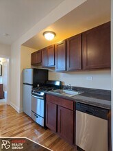 812 W Diversey Pky, Unit #818-C in Chicago, IL - Foto de edificio - Building Photo