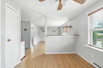 251 Liberty St in Deer Park, NY - Foto de edificio - Building Photo