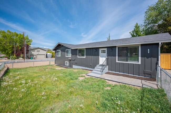 1301 Clements Cir, Unit 1301 in East Wenatchee, WA - Building Photo - Building Photo