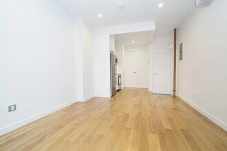 137 Thompson St in New York, NY - Building Photo - Building Photo