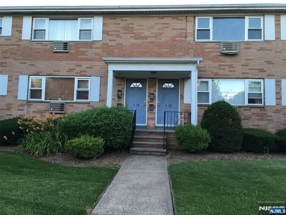 1- 38-38 Virginia Dr in Fair Lawn, NJ - Building Photo