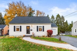 46 Country Ln in Penfield, NY - Building Photo
