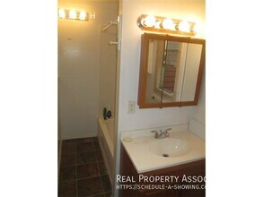 4017 5th Ave NE-Unit -h in Seattle, WA - Building Photo - Building Photo