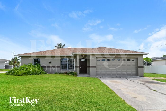 801 SW 4th Pl in Cape Coral, FL - Building Photo