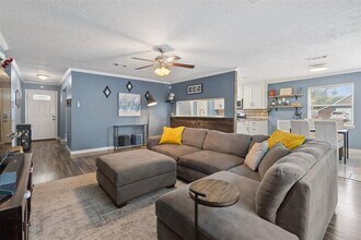5842 Silver Frst Dr in Houston, TX - Building Photo - Building Photo