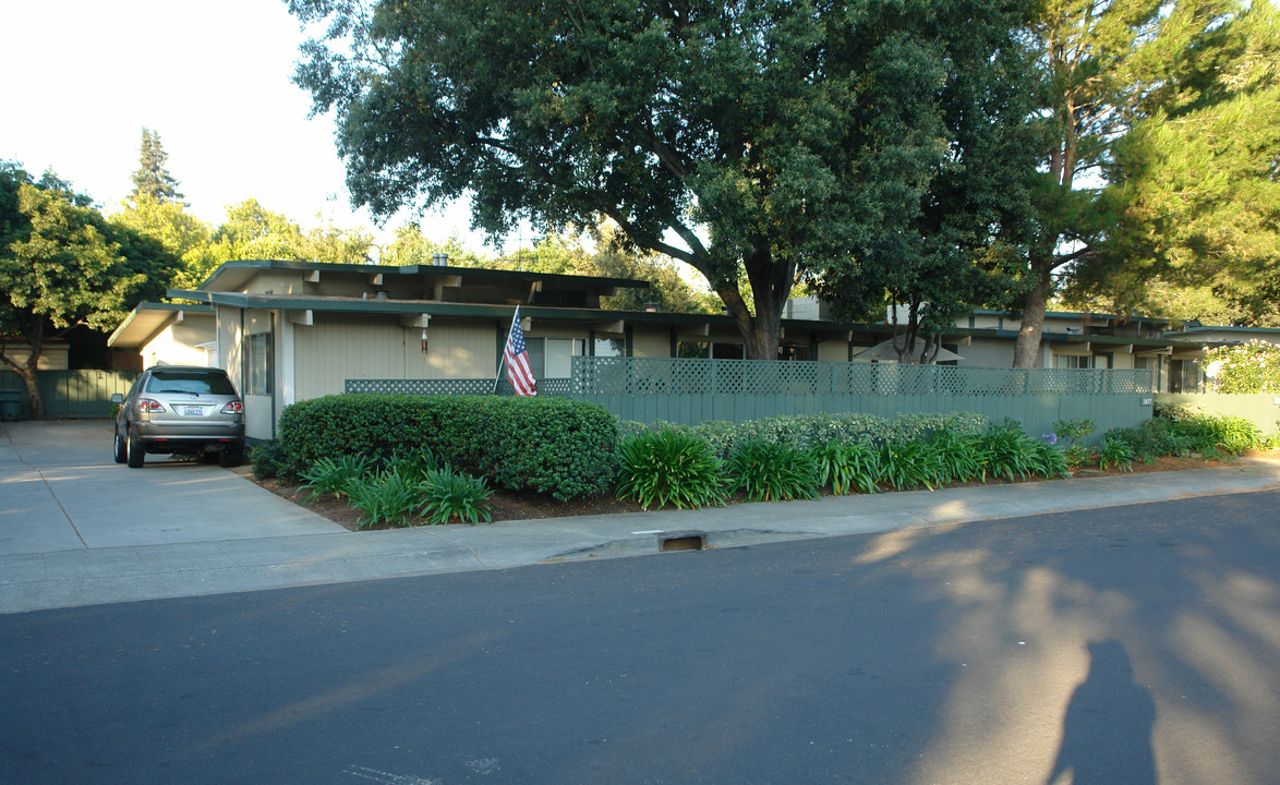 1077 Tanland Dr in Palo Alto, CA - Foto de edificio