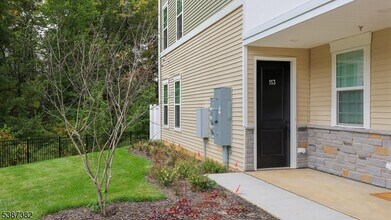 113 Iris Ct in Warren, NJ - Building Photo - Building Photo