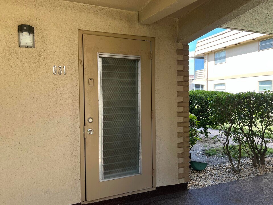 631 Brittany Ct in Delray Beach, FL - Foto de edificio