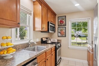 446 Huntmere Dr in Bay Village, OH - Building Photo - Building Photo