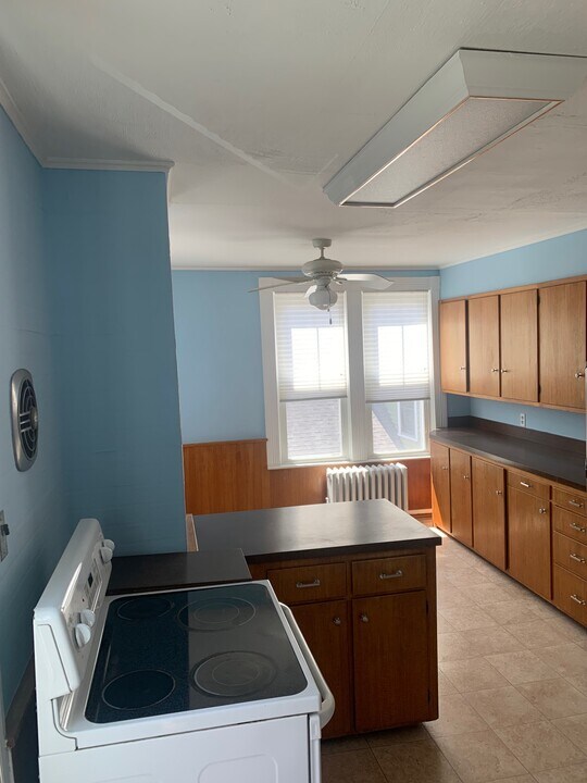 215 Church St, Unit 2 in Willimantic, CT - Building Photo