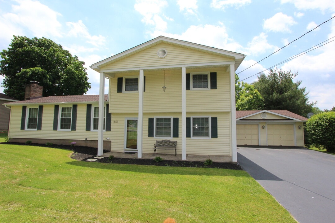 1553 Ayrault Rd in Fairport, NY - Building Photo