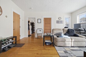 35 Washington Ave, Unit 35-2 in Waltham, MA - Foto de edificio - Building Photo
