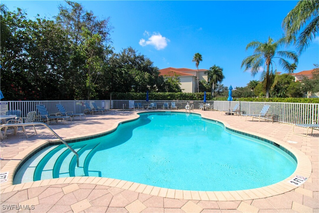 4853 Hampshire Ct in Naples, FL - Building Photo